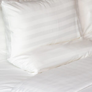 Créer une chambre chic grâce au linge de lit en satin de coton : astuces et inspirations
