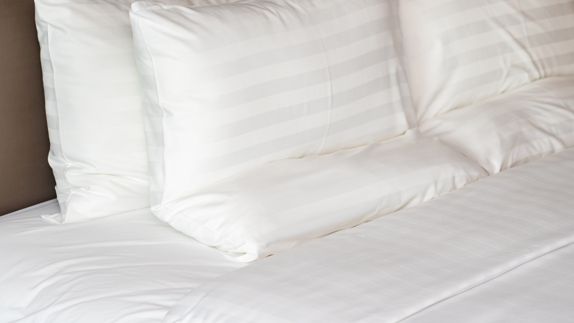 Créer une chambre chic grâce au linge de lit en satin de coton : astuces et inspirations