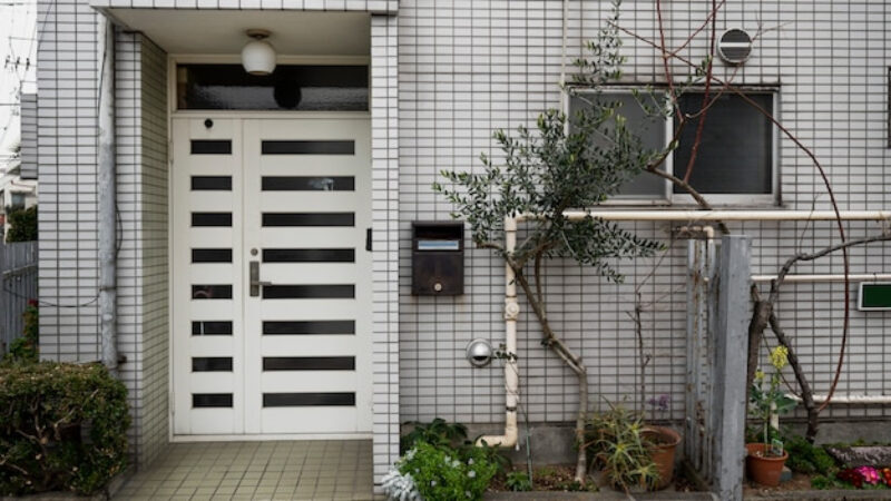 Porte d’entrée PMR : normes à respecter, largeur minimum et réglementation à venir en 2026