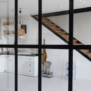 Pourquoi opter pour du verre découpé sur mesure de qualité dans l’aménagement intérieur ?