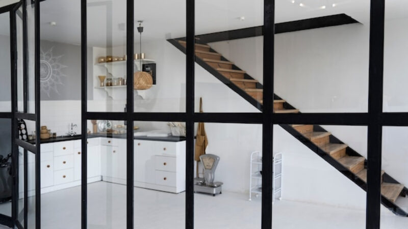 Pourquoi opter pour du verre découpé sur mesure de qualité dans l’aménagement intérieur ?